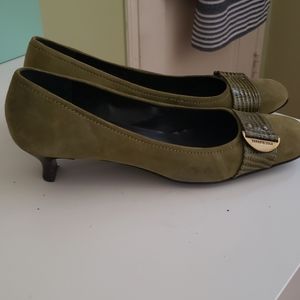 Kenneth Cole Olive suede pump